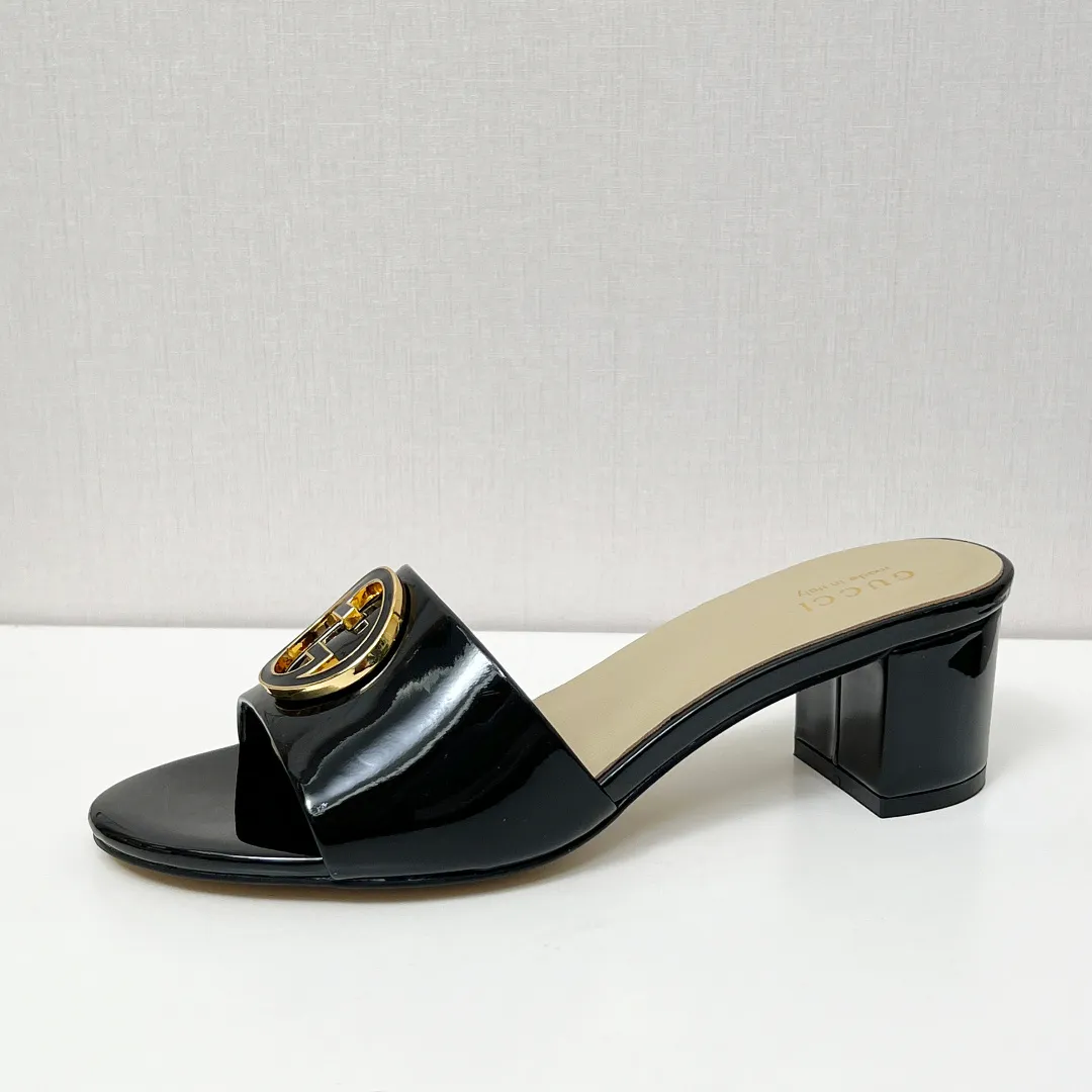 👟👟Ex-factory price 360👟👟 Genuine leather sole +40 Gucci 𝟐𝟎𝟐5 new spring and summer double G buckle round toe medium heel slippers, this G family series of slippers are so beautiful, high-end must buy~ The double G Logo is so beautiful on the feet, a classy style! The buttons have the GUCCI logo. Fabric: Cowhide Lining: Sheepskin lining Sheepskin pad Heel height: 5CM Sole: Italian genuine leather outsole Size: 35-44 [42 43 44 customized]